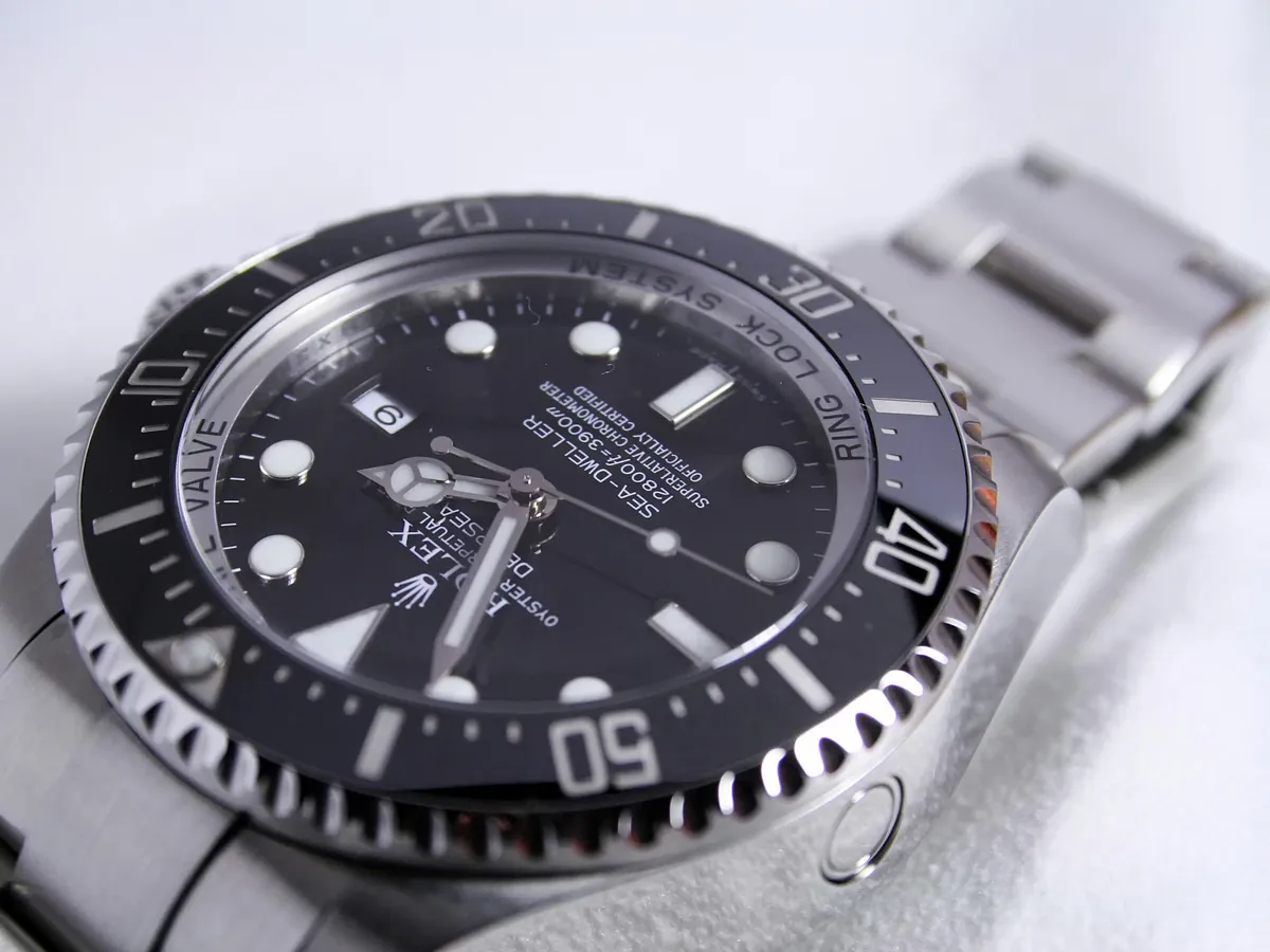 Rehaut berukir pada Rolex Deepsea, gelang yang perlu dibandingkan dengan nombor siri pada kotak dan dokumen (gambar contoh)