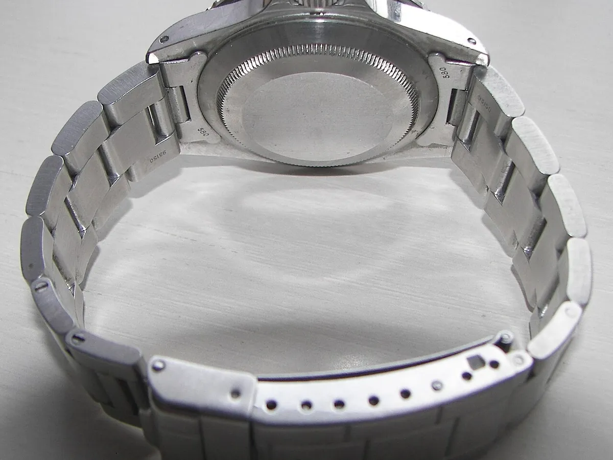 Kos servis Rolex bermula dengan membuka bahagian ini: penutup belakang Submariner yang padu dan pengancing gelang