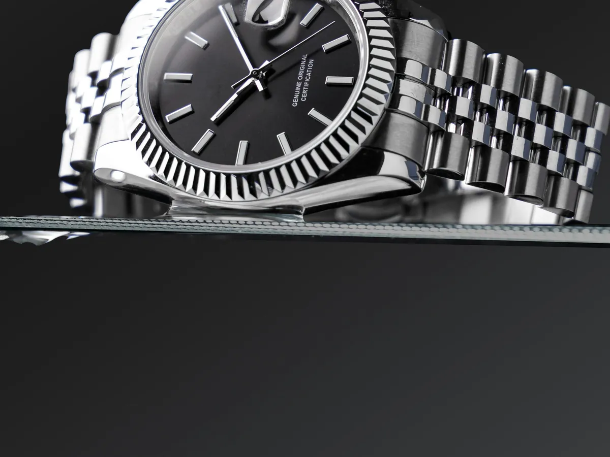 Gelang Jubilee, salah satu jenis gelang Rolex utama, pada Datejust keluli dengan bezel beralur